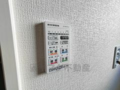 浴室暖房乾燥機付き。天候に左右されず、いつでも好きなときに洗濯物を干せるので、仕事や家事で忙しい方に重宝します。