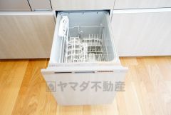 食事の後の手間を解消する食器洗い乾燥機付。冬場の洗い物で手荒れの悩みもなくなります。手洗いよりも節約できて便利。