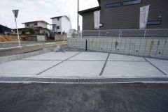 駐車スペースはゆとりある3台分を確保。マイカー用に、お客さま用に、余裕を持ってご利用いただけます。