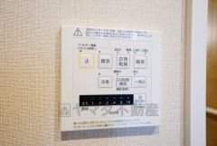 浴室暖房乾燥機付き。天候に左右されず、いつでも好きなときに洗濯物を干せるので、仕事や家事で忙しい方に重宝します。