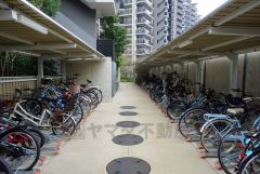 大切な自転車を守れるようロック付きの自転車置き場になっております。