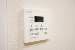 浴室暖房乾燥機付き。天候に左右されず、いつでも好きなときに洗濯物を干せるので、仕事や家事で忙しい方に重宝します。