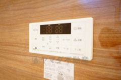 湯量・湯温の設定、そして保温までワンタッチのフルオートバス。便利な追い炊き機能付きです。