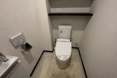 清潔感のある落ち着いた空間のトイレ。温水洗浄便座付きで快適にご利用いただけます。上部には便利な収納棚が設けられており、トイレットペーパーや掃除用品などもすっきり収納可能。