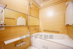 1日の疲れを癒すくつろぎのバスルーム。足を伸ばしてもゆったりと入れるサイズです。横長の鏡が、空間に奥行をもたらし、広々としたバスルームを印象付けています。