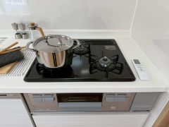 複数の調理を一度に行うことができる3口コンロ。効率よくお料理が出来ます。毎日のお料理も楽しくなりますね＾＾