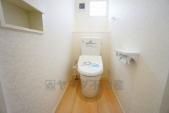 温水洗浄機付トイレです。節水機能もあるので、安心して使えますね。もちろん、1階2階の2ヶ所にトイレがあるので、忙しい朝にもゆとりができますね。