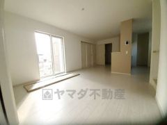 リビングは広々とした設計で、家族が集い、寛ぐ暮らしの空間を演出しています。思い思いの時間を過ごしたり、家族みんなで食事をしたり、素敵な団らんの場になりますね。