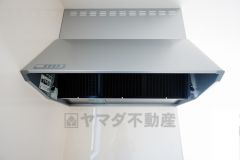 同仕様写真。お手入れが簡単なスリム型レンジフードです。調理により発生する油煙や臭いを吸い込み、屋外へ排気してくれます。