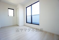 木目調のシンプルデザインで落ち着きと安らぎの空間に仕上げています。各部屋に収納が完備されているので、お荷物が増えても安心の設計です。