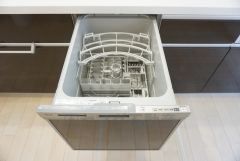 同仕様写真。食後の時間にゆとりを与えてくれる食器洗い乾燥機。操作ボタンも上面にあるので、腰をかがめずに操作が楽々。