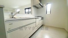 対面式カウンターキッチンからはお子様の様子が見守れます。ダイニングへの配膳や調理の時便利なカウンター付き。