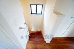 小さなお子様やご高齢の方でも安心できる、手すり付き階段。段差も低めで設定されており、安全性にも優れています。