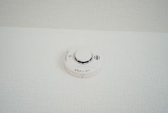 火災報知器が設置されていることで、火災の発生をいち早く感知し、就寝中や留守中でも素早く危険を知らせてくれるため、家族の安全を確保し被害を最小限に抑えられます。