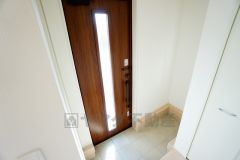 白を基調とした明るい玄関です。大容量のシューズボックスは家族全員の増えがちな靴や物をすっきり収納できます。