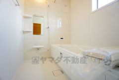 広々1坪タイプの浴槽ユニットでゆったりくつろげるバスルーム。窓、浴室乾燥機付きで換気・雨の日の洗濯もばっちり＾＾