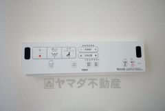 壁リモコンタイプのウォシュレット付き。すっきりした見た目で、トイレ奥の掃除もしやすいです。