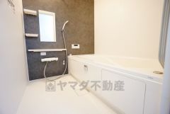 1日の疲れを癒すくつろぎのバスルーム。足を伸ばしてもゆったりと入れるサイズです。お子様と一緒にお風呂に入っても狭くないですね^^