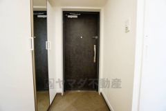 白を基調とした明るい玄関です。大容量のシューズボックスは家族全員の増えがちな靴や物をすっきり収納できます。