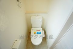 同仕様写真。温水、暖房、ウォシュレット付の高機能トイレです。