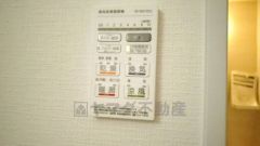 浴室暖房乾燥機付き。天候に左右されず、いつでも好きなときに洗濯物を干せるので、仕事や家事で忙しい方に重宝します。