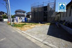 現地（2026年9月30日）撮影。風通しの良い角地＾＾家族とのコミュニケーションがとりやすいリビングスルー階段＾＾オールフローリングで掃除もラクラク＾＾