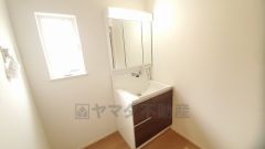 三面鏡つき洗面台。収納も一体型になっているので、ドライヤーやヘアアイロンの置き場に困りません。