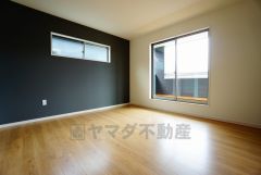 同仕様写真。寛ぎの時間を紡ぎだす主寝室は、大型ベッドを置いても余裕の広さを確保しています。