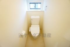 温水洗浄機付トイレです。節水機能もあるので、安心して使えますね。もちろん、1階2階の2ヶ所にトイレがあるので、忙しい朝にもゆとりができますね。