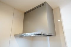 調理により発生する油煙や臭いを吸い込み、屋外へ排気してくれます。