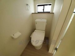 温水洗浄機付トイレです。節水機能もあるので、安心して使えますね。もちろん、1階2階の2ヶ所にトイレがあるので、忙しい朝にもゆとりができますね。