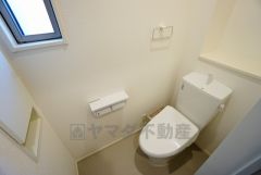 温水洗浄機付トイレです。節水機能もあるので、安心して使えますね。もちろん、1階2階の2ヶ所にトイレがあるので、忙しい朝にもゆとりができますね。