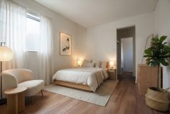 家具はイメージです。大きな窓と自然光が心地よい、シンプルモダンな主寝室。静かな寝室で心もリセット、毎日を心地よく始める暮らし。