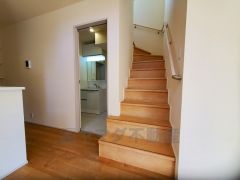 リビング内に階段があれば、転倒する可能性のある子どもやお年寄りの階段の上り下りを見守ることができ、子育てや介護がしやすくなりますね。