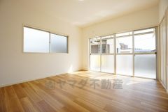 2面採光を確保した明るい室内は、風通しも良く、大変居心地の良い空間となっております。爽やかな風を感じて起きる朝は、快適生活の始まりに。