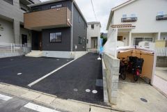 駐車スペースはゆとりある2台分を確保。マイカー用に、お客さま用に、余裕を持ってご利用いただけます。