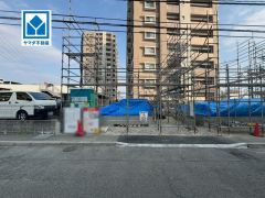 現地（2026年3月9日）撮影。松崎小学校徒歩10分。スーパーやコンビニなども近く周辺環境充実。快適でゆとりのある生活空間で新生活を始めましょう^^