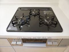 同仕様写真。複数の調理を一度に行うことができる3口コンロ。効率よくお料理が出来ます。毎日のお料理も楽しくなりますね＾＾