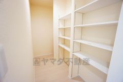 まとめ買いしてもこの収納量なら心配要らずのパントリー。調理家電や食品のストックをすっきりまとめられ、キッチン周りを広々使えます。