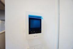 防犯性、セキュリティ対策に安心できるテレビモニター付きインターフォンです。セールスマン対策にもなり安心できます。