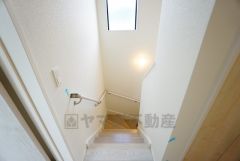 小さなお子様やご高齢の方でも安心できる、手すり付き階段。段差も低めで設定されており、安全性にも優れています。