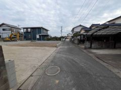 現地（2025年11月17日）撮影。住人以外の車の進入も少なく、小さなお子様を持つご家庭にも安心です。落ち着いた住宅地内で快適な生活を実現してみませんか。