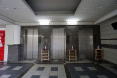 エレベーターは3台完備しています。忙しい時にもスムーズに外出できます。