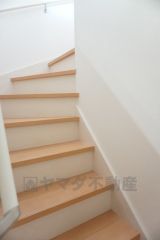同仕様写真。踏み場の広い、手摺付き階段です。踏み場の広い階段は、高齢の方でも安心できますね^^階段の色はクラシック調に仕上がります＾＾