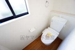 温水洗浄機付トイレです。節水機能もあるので、安心して使えますね。もちろん、1階2階の2ヶ所にトイレがあるので、忙しい朝にもゆとりができますね。