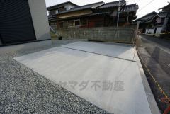 駐車スペースはゆとりある3台分を確保。マイカー用に、お客さま用に、余裕を持ってご利用いただけます。