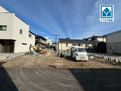 左側。現地（2026年2月26日）撮影。福間駅徒歩4分、小学校も徒歩9分と毎日の通勤・通学・買い物がしやすく、快適に過ごせます。