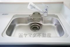 広々としたステンレスシンクには、洗剤やスポンジを収納出来るラック付き。広さも確保しているので、大きなお鍋も洗いやすいです。