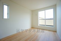 寛ぎの時間を紡ぎだす主寝室は、大型ベッドを置いても余裕の広さを確保しています。