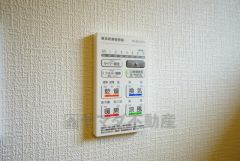 浴室暖房乾燥機付き。天候に左右されず、いつでも好きなときに洗濯物を干せるので、仕事や家事で忙しい方に重宝します。